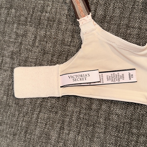Victoria’s Secret Bra 32DDD - Picture 3 of 4
